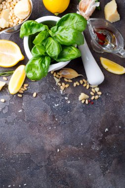 Pesto sos bir koyu taş arka plan, üstten görünüm ve kopya alanı yapmak için malzemeler