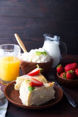 süt ve suyu ile koyu arka plan üzerinde çilek cheesecake dilim. Ev yapımı ve lezzetli. Aile diyet kahvaltı.