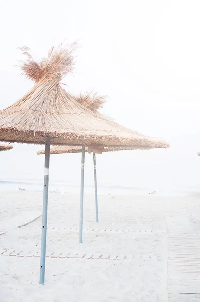 Порожні Старі Пляжі Лежаки Парасольки Пісок Море — стокове фото