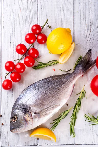 Свежая Сырая Дорадо Рыба Лещ Ломтиками Лимона Специями Травами Овощами — стоковое фото