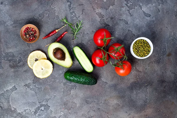 Taş arka plan, üstten görünüm mung fasulye salatası için taze sebze malzemeler. Sağlıklı yaşam tarzı ve vejetaryen veya diyet gıda kavramı