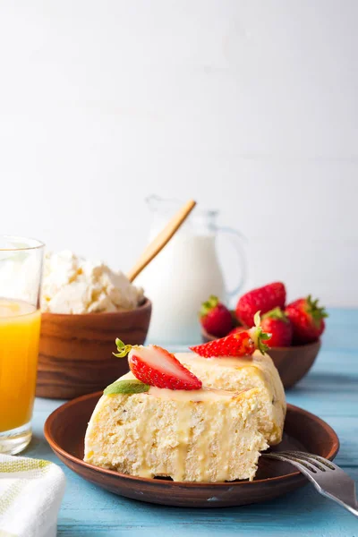 ミルクとジュース青白地にイチゴのチーズケーキのスライス 自家製でおいしい 家族食事朝食 — ストック写真