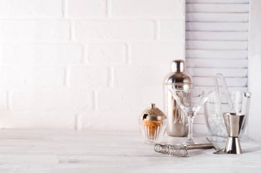 Kokteyl shaker, karıştırma, maşa ve kaşık ile bir yaz kokteyl ile görüntülemek için kullanılan veya ürün montaj hazırlanması için bir kova buz. Ürün görüntüleme için alay