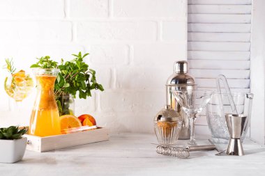 Kokteyl shaker, karıştırma, maşa ve kaşık ile bir yaz kokteyl ile görüntülemek için kullanılan veya ürün montaj hazırlanması için bir kova buz. Ürün görüntüleme için alay