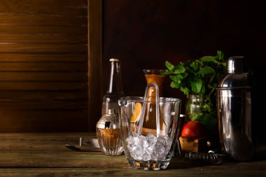 Cam buz kovası ve farklı kokteyller ile cam Bar siyah kopya alanı ile izole aksesuarları