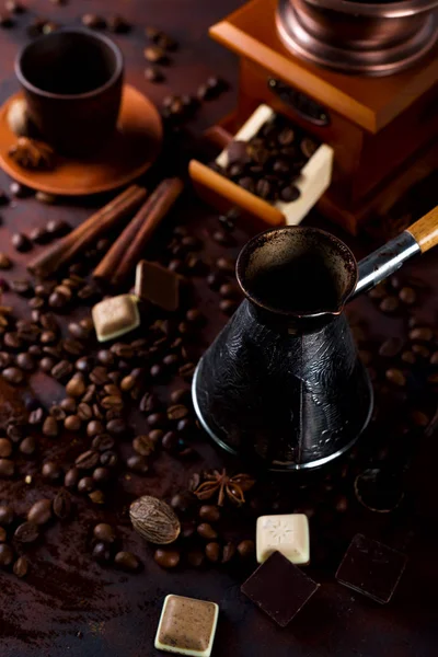 Oude Koffie Dzhezva Pot Bonen Chocolade Donkere Rustieke Achtergrond Platte — Stockfoto