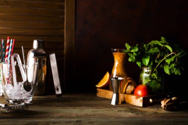 Kokteyl shaker, karıştırma, maşa ve kaşık ile bir yaz kokteyl ile görüntülemek için kullanılan veya ürün montaj hazırlanması için bir kova buz. Ürün görüntüleme için alay