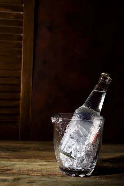 Cubo Hielo Vidrio Con Una Botella Tónico Ron Otro Alcohol — Foto de Stock