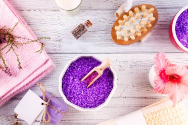 Doğal bitkisel deniz tuzu ile aromatik otlar veya bitkiler - gevşeme için mükemmel. Sabun, aroması tuz, bitkisel, mumlar, Ayrıntılar ve Sağlık Güzellik Salonu için aksesuarlar. Beyaz ahşap üstten görünüm