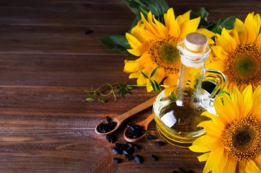 Tohumlar üzerinde ahşap arka plan ile ayçiçek yağı closeup fotoğraf. Biyo ve organik ürün kavramı.