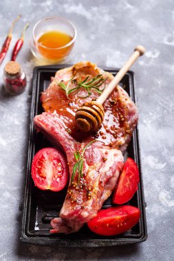 Bir dilim sebze ve ballı beton koyu arka plan üzerinde hizmet veren bir ızgara görüntüleme ızgara Marine et yelpazesi