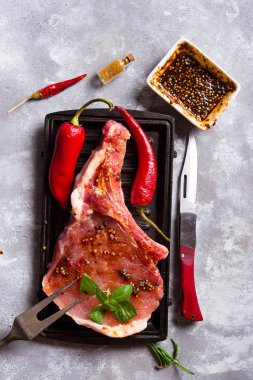 Bir dilim sebze ve ballı bir beton zemin üzerine hizmet veren bir ızgara görüntüleme ızgara Marine et seçimi. Üstten görünüm