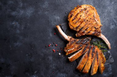 Kuzu kaburga baharat ve siyah mermer zemin üzerine sarımsak ile kavrulmuş. Kopya alanı ile üstten görünüm