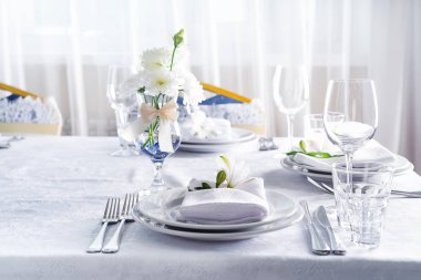 Bir olay parti ya da düğün için ayarlanan tablo. Masanın üzerine güzel çiçekler.