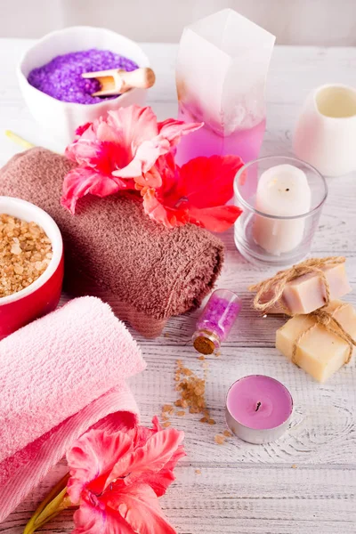 Natura Morta Termale Con Candele Aromatiche Fiori Asciugamani Sapone Bagno — Foto Stock