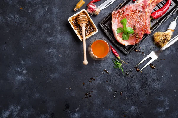 烧烤用腌制肉的选择在一个具体的黑暗背景下 用蔬菜和蜂蜜做切片 具有复制空间的顶部视图 — 图库照片