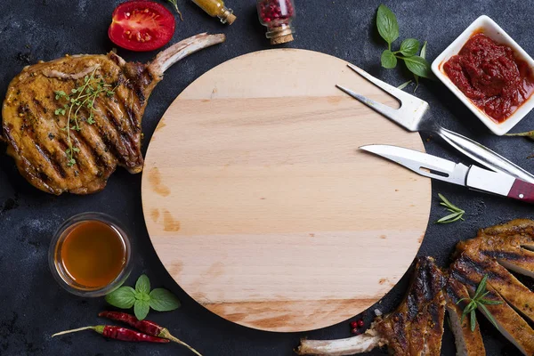 Costillas Cordero Asadas Con Especias Verduras Tablero Madera Sobre Fondo — Foto de Stock