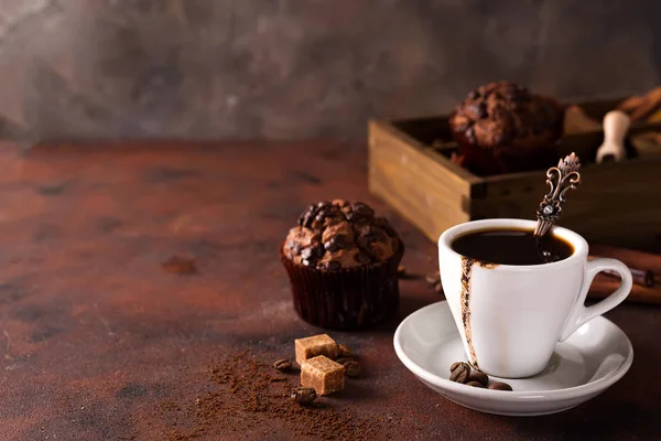 Chocolade Muffins Met Kopje Koffie Een Houten Doos Met Korrels — Stockfoto