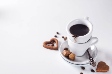 espresso kahve kahve çekirdekleri, Cezve, kalp kurabiye ve tarçın kopya alanı ile beyaz bir arka plan üzerinde bir Cup Kupası