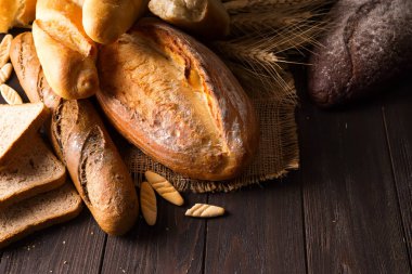 Bir masa dolusu taze ekmek fırınının üst görüntüsü yemek pişirme, çeşitli besin maddeleri yeme organik üretim diyet enerji canlılığı kavramı üretiyor..