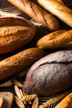 Bir masa dolusu taze ekmek fırınının üst görüntüsü yemek pişirme, çeşitli besin maddeleri yeme organik üretim diyet enerji canlılığı kavramı üretiyor..