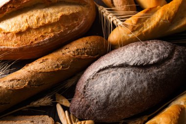 Bir masa dolusu taze ekmek fırınının üst görüntüsü yemek pişirme, çeşitli besin maddeleri yeme organik üretim diyet enerji canlılığı kavramı üretiyor..