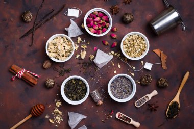 Çay töreni için aksesuarlar: pot, Kuru çay yaprakları taş arka plan en iyi görünümde, düz yatıyordu kopya alanı