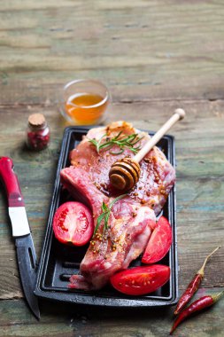 Bir dilim sebze ve ballı beton koyu arka plan üzerinde hizmet veren bir ızgara görüntüleme ızgara Marine et yelpazesi