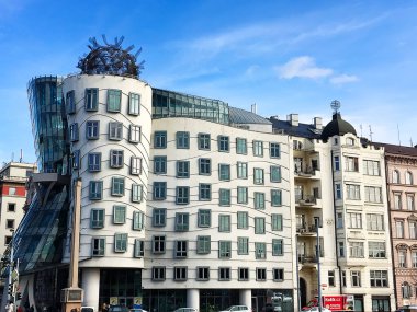 Prag - 01 Temmuz 2018: Bina Modern, Vlado Milunic ve Frank O. Gehry tarafından tasarlanan dans evi olarak da bilinir Rasinovo Nabrezi üzerinde duruyor. 13 Eylül 2012 tarihinde Prag'da fotoğrafı.