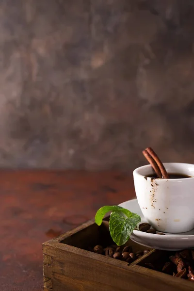 Choklad Muffins Med Kopp Kaffe Trälåda Med Korn Kaffe Och — Stockfoto