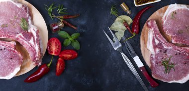 Ham kuzu kaburga hearbs ile sebze taş üzerinde siyah arka plan. En iyi görünümü kopya alanı