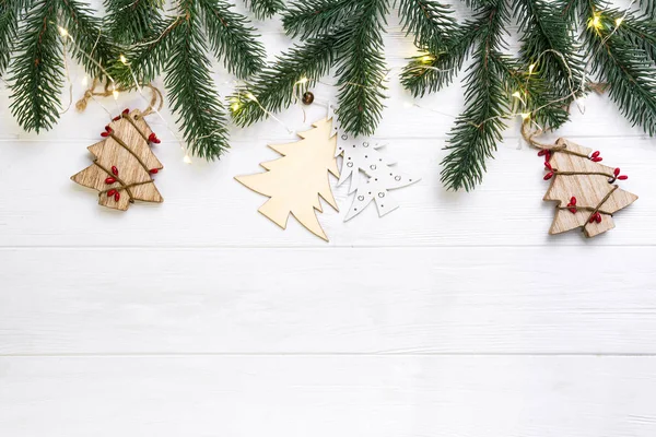 Composición Navideña Ramas Abeto Navidad Árboles Navidad Madera Con Luces — Foto de Stock