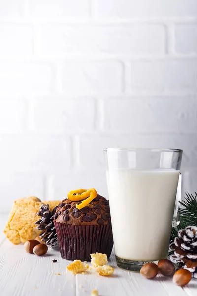 Plätzchen Mit Milch Muffin Plätzchen Und Weihnachtsbaum Auf Dem Tisch — Stockfoto