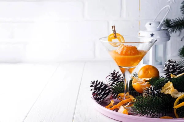 Martini Dans Verre Sur Plateau Fer Avec Cône Pin Branches — Photo