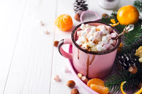 Rode Mok Met Warme Chocolademelk Met Gesmolten Marshmallow Pina Kegel — Stockfoto