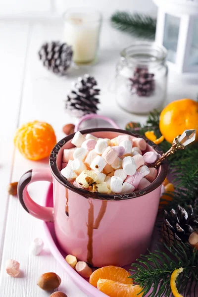 Rode Mok Met Warme Chocolademelk Met Gesmolten Marshmallow Pina Kegel — Stockfoto