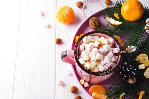 Tazza Rossa Con Cioccolata Calda Con Marshmallow Fuso Cono Pina — Foto Stock