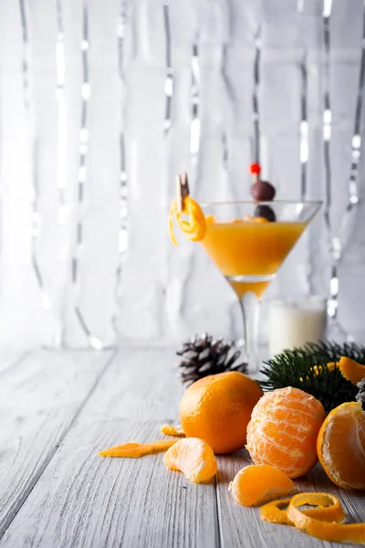 Mandarinky Jedlové Větve Borovým Kuželem Dřevěném Pozadí Příprava Vánoční Čas — Stock fotografie