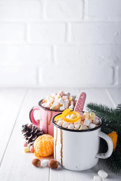 Twee Kopjes Met Warme Chocolade Cacao Met Gesmolten Marshmallow Pina — Stockfoto