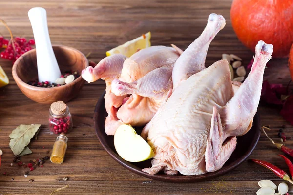 Poulet Cru Entier Dans Une Assiette Avec Une Pomme Orange — Photo