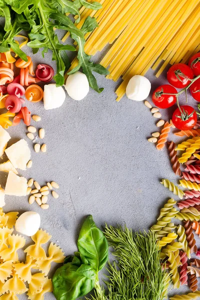 Gıda Çerçeve Polietilen Sebze Makarna Domates Fesleğen Roka Parmesan Gri — Stok fotoğraf