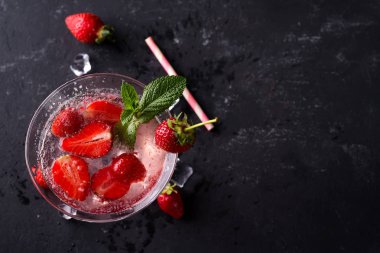 Çilek daiquiri kokteyl siyah taş zemin, kopya alanı üzerine nane ile. Yaz içeceği, ferahlık, Aperatif. Düz yatıyordu