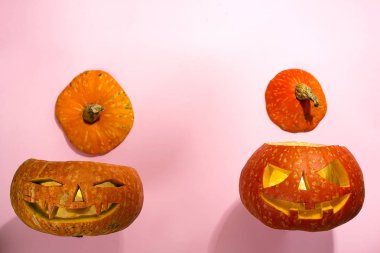 Cadılar Bayramı Balkabağı kafa jack fener portakal, kopya alanı ile düz yatıyordu izole mumlar yanan ile. Mutlu Cadılar Bayramı arka plan