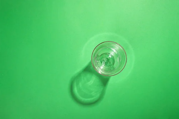 クリエイティブな写真 緑の背景の美しい反射影ラテ ガラス カップ テキストの下のスペースにトップ表示 ビジネス概念やお茶の時間 — ストック写真