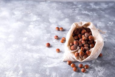 Kopya alanı gri taş zemin üzerine izole Sivas'tan çantasından taze fındık