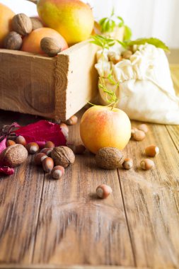 Vintage sonbahar elma ve eski ahşap masa üzerinde düşen yapraklar sınırdan. Şükran günü kavramı arka plan ile elma