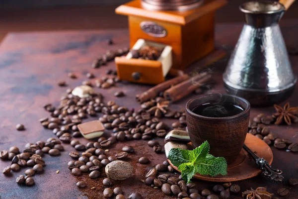 Een Kopje Koffie Met Munt Bonen Specerijen Die Naast Versnippering — Stockfoto
