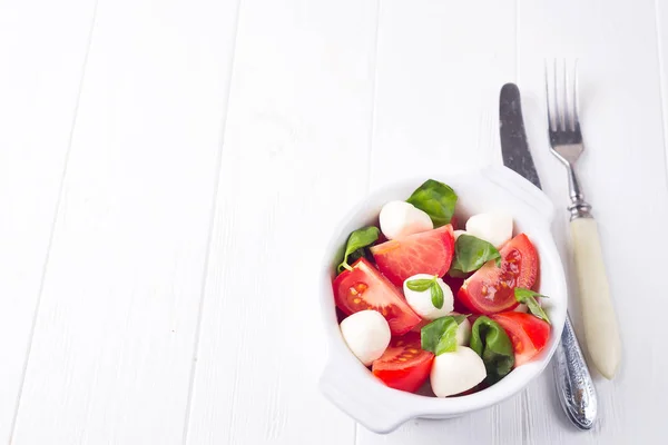 Lezzetli Caprese Salatası Olgun Dilim Domates Mini Mozzarella Peynir Topları — Stok fotoğraf