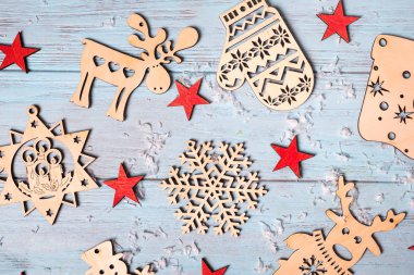 Noel bileşimi Noel süsleri ve mavi arka plan üzerinde kırmızı yıldız.