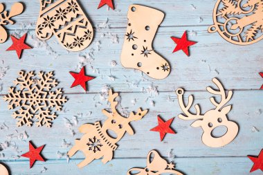 Noel bileşimi Noel süsleri ve mavi arka plan üzerinde kırmızı yıldız.